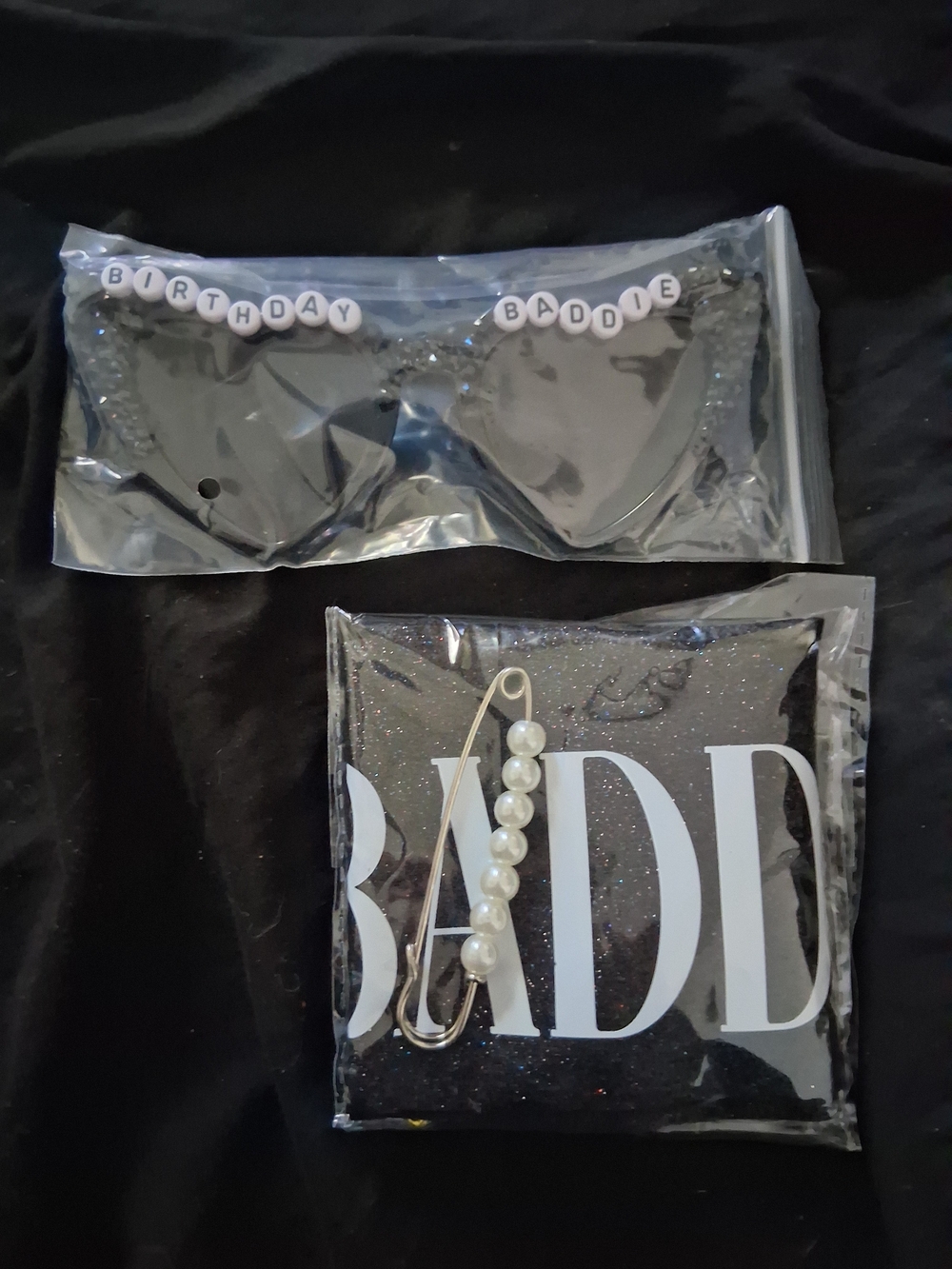 Baddie Sash Pearl Safety Pin Brooch And Baddie Black Sunglasses - Black
